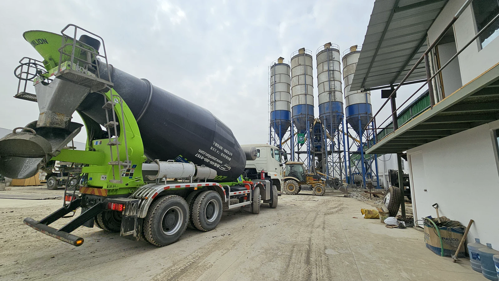 Camión mixer Galactus con el trompo visible en la planta de concreto